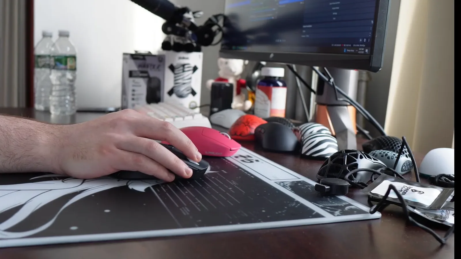 Usuário testando os cliques firmes do mouse gamer sem fio