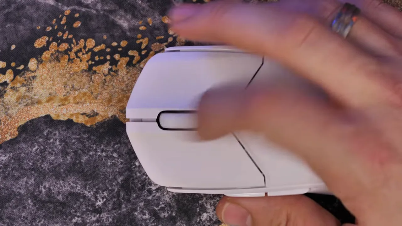 Usuário alternando níveis de DPI no mouse gamer sem fio