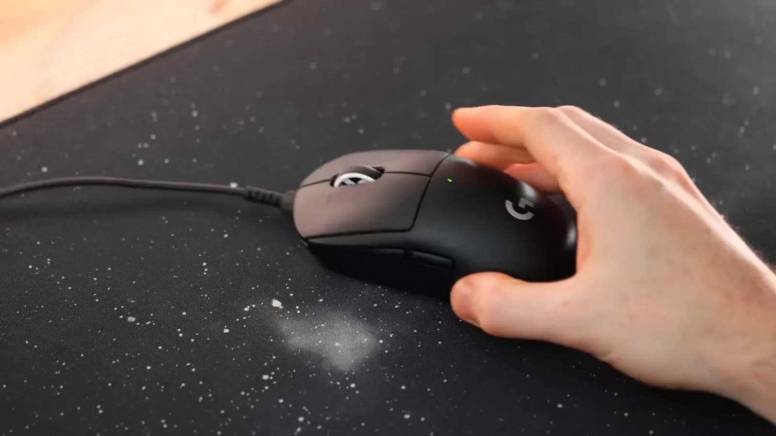 Mouse gamer sem fio posicionado sobre mousepad durante teste prático