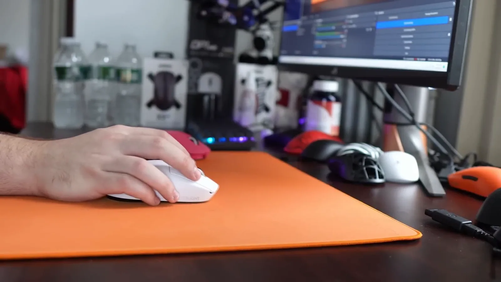 Mouse gamer sem fio deslizando com precisão sobre o mousepad laranja