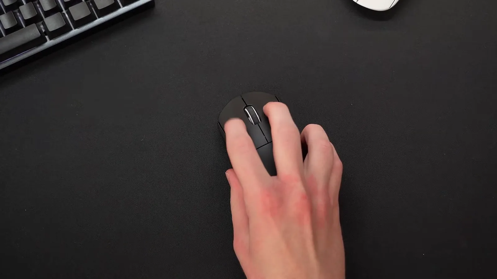Usuário segurando o mouse Logitech G PRO X Superlight 2 no mousepad
