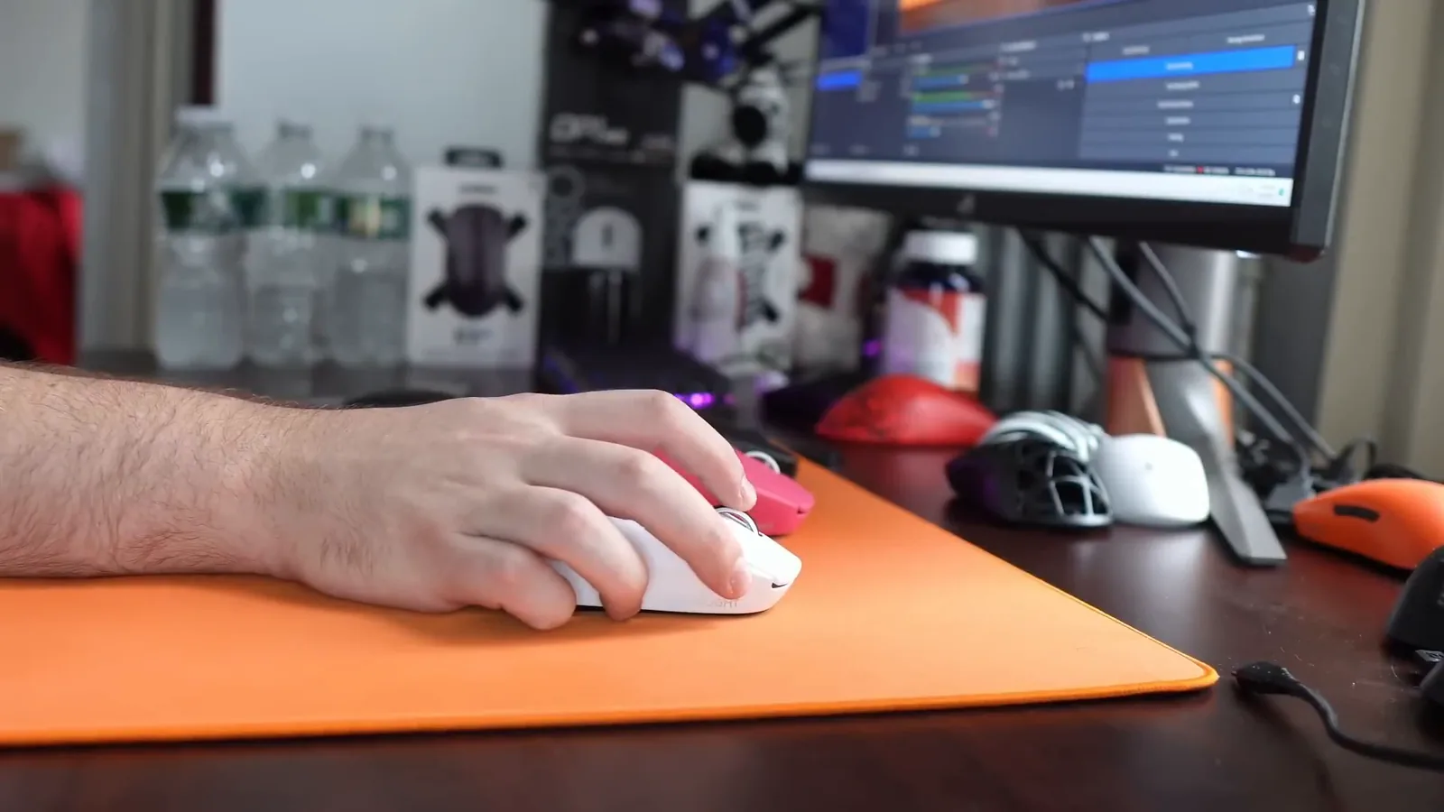 Pegada anatômica do mouse gamer sem fio durante teste de deslize