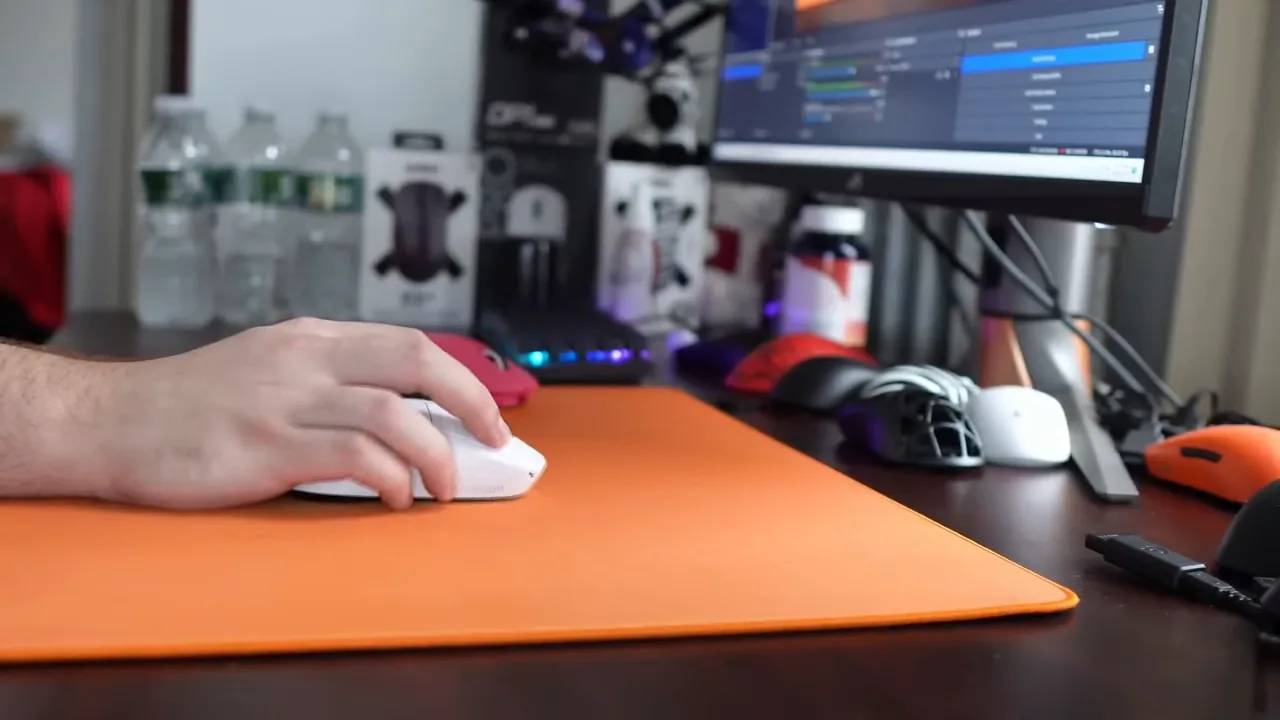 Testando cliques e deslize do mouse gamer sem fio no mousepad