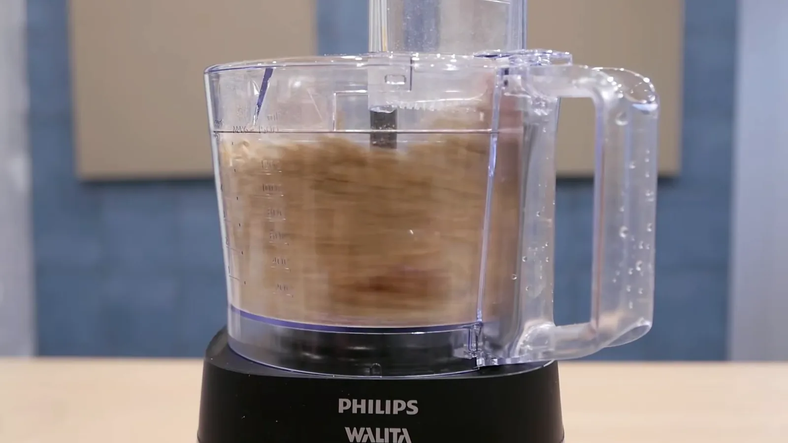 Multiprocessador Philips Walita PowerChop triturando grãos de aveia