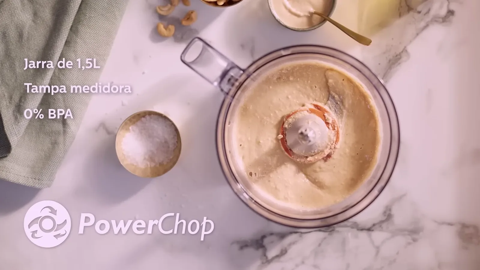 Lâmina PowerChop triturando ingredientes na jarra do multiprocessador