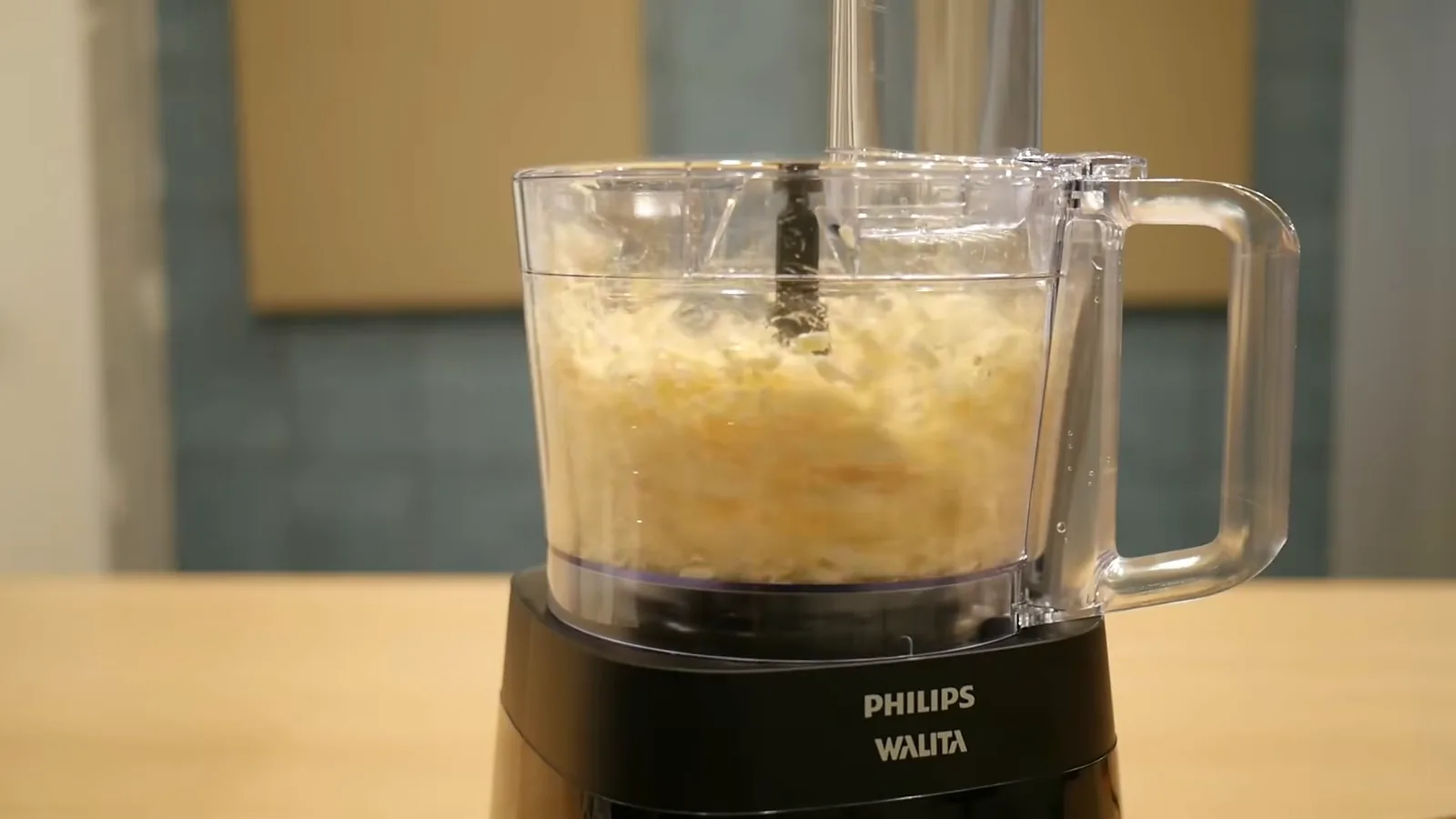 Multiprocessador Philips Walita picando pedaços de mandioca na tigela