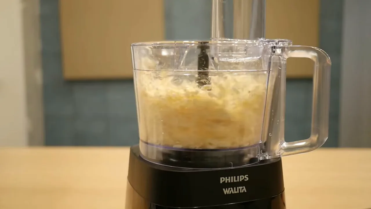 Multiprocessador Walita PowerChop picando mandioca crua com alta eficiência