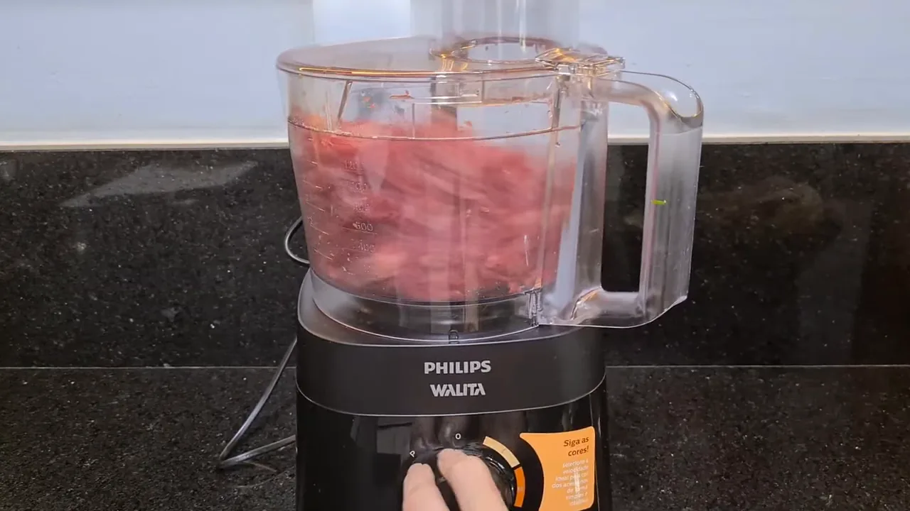 Multiprocessador Philips Walita moendo carne em pedaços na jarra
