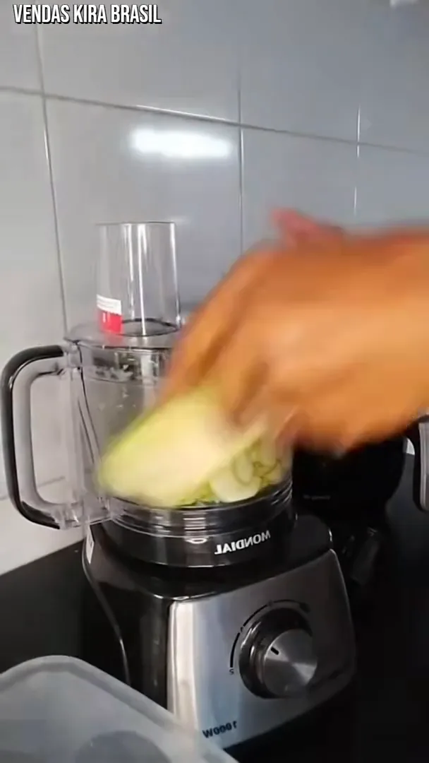 Multiprocessador Mondial fatiando legumes frescos com agilidade na cozinha
