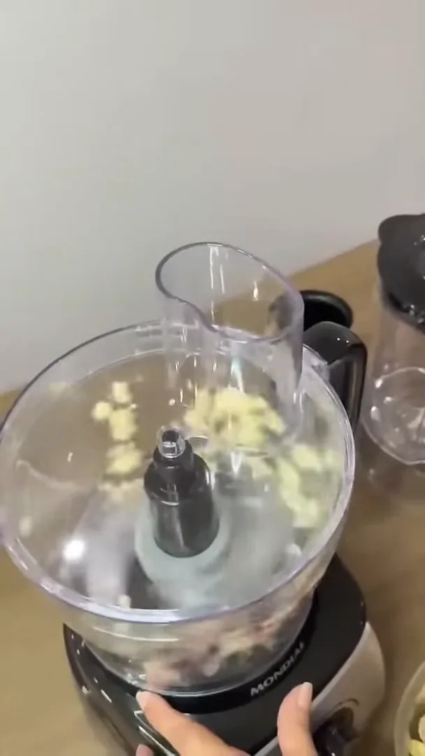 Multiprocessador Mondial picando alho continuamente com a lâmina interna