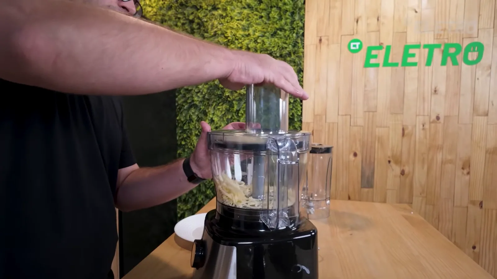 Multiprocessador Britânia BMP2000 ralando queijo com disco fatiador
