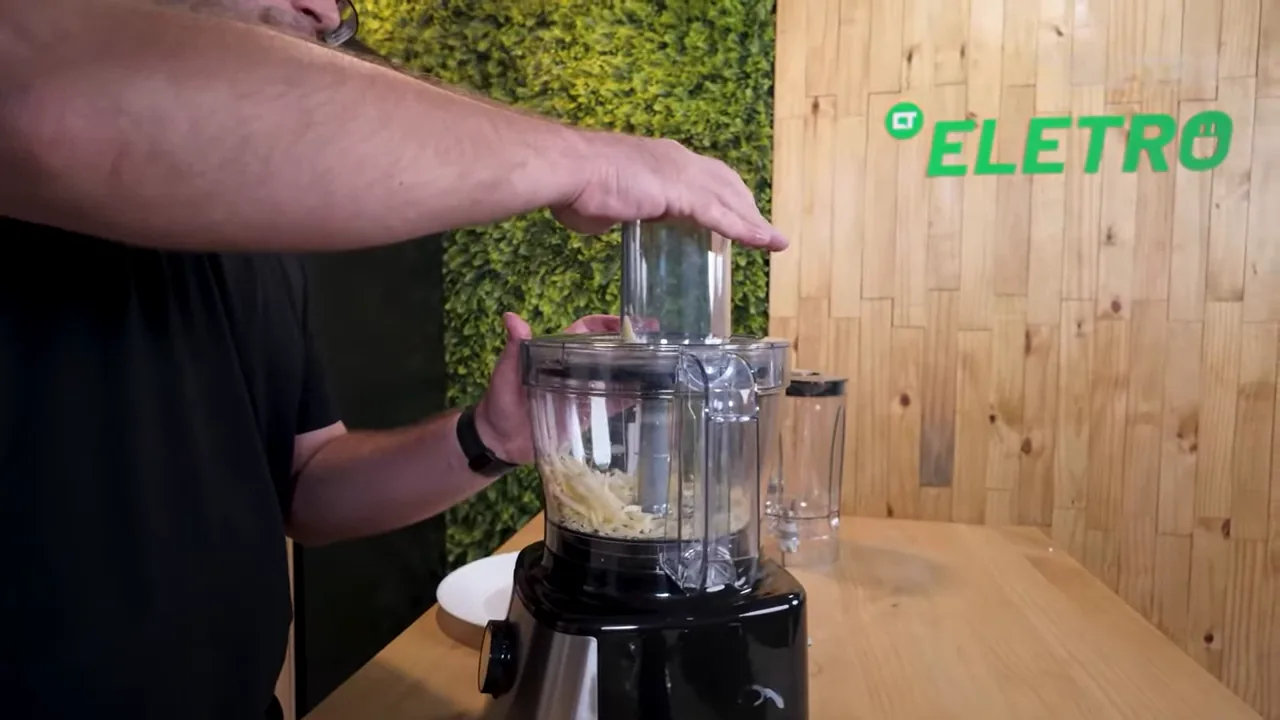 Multiprocessador Britânia BMP2000 ralando pedaço de queijo rapidamente
