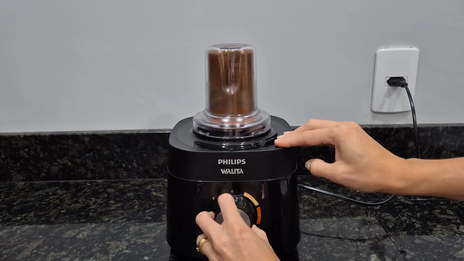 Acessório moedor triturando grãos de café na base do multiprocessador