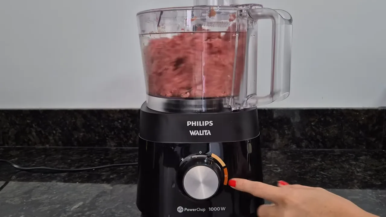 Multiprocessador triturando carne em pedaços com rapidez na jarra