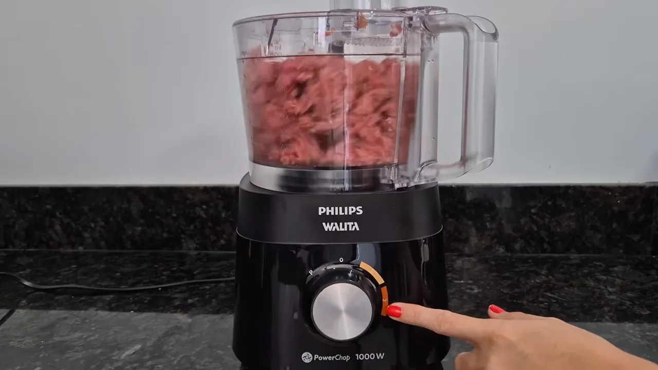 Multiprocessador Walita moendo pedaços de carne com agilidade