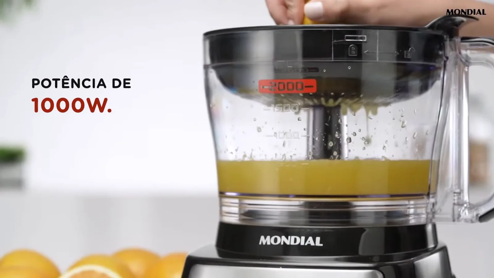 Espremedor de frutas do multiprocessador extraindo suco de laranja
