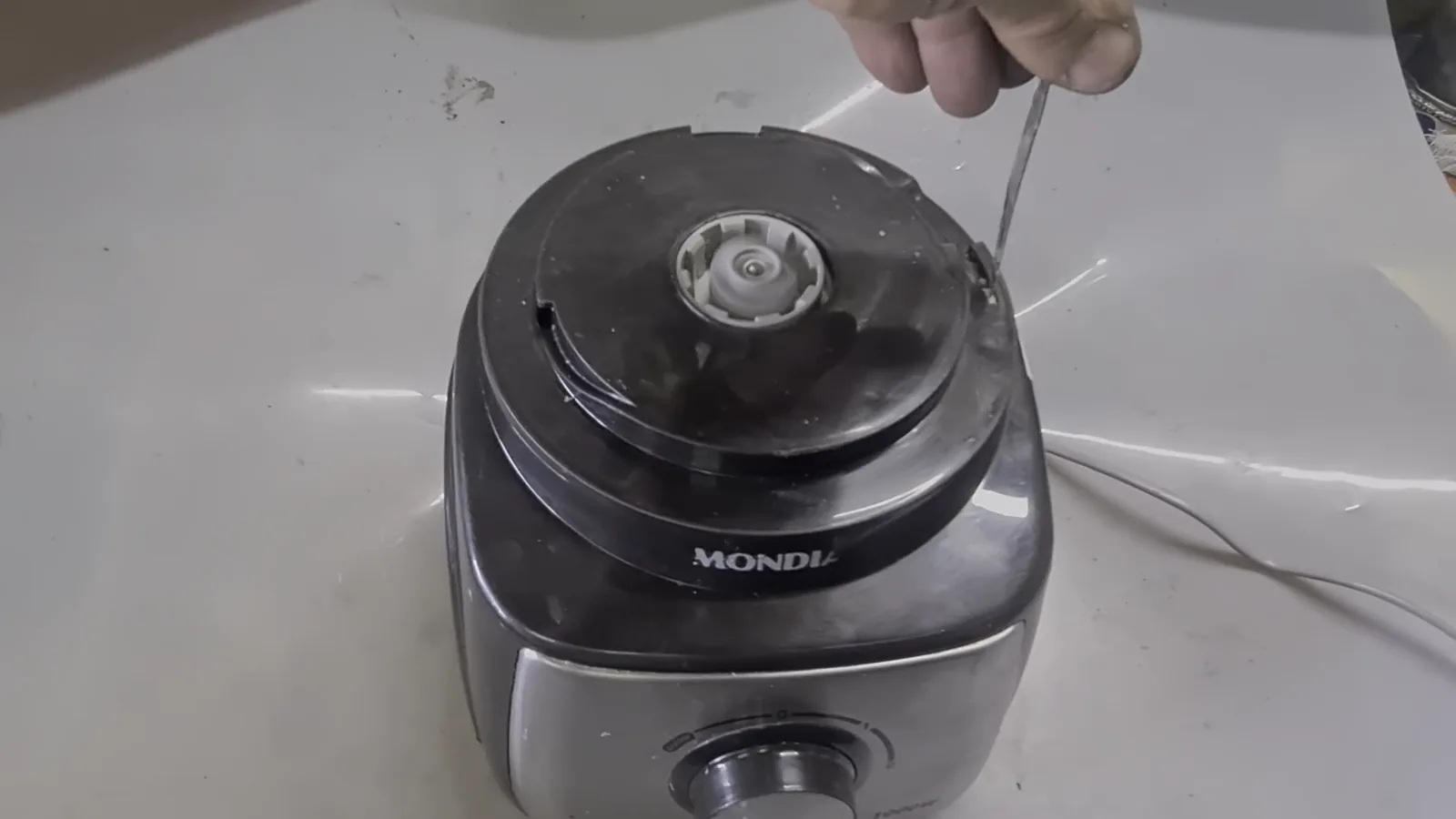 Multiprocessador Mondial Turbo Chef ligado com motor em funcionamento