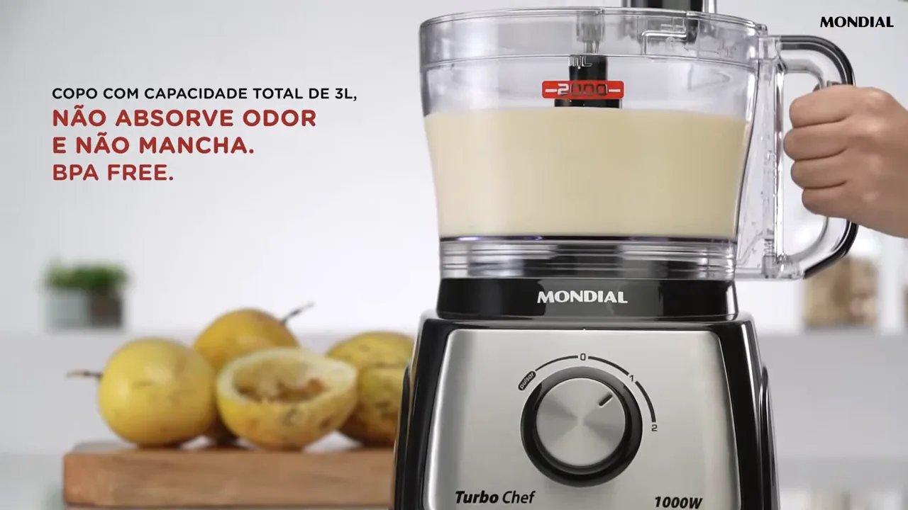 Multiprocessador Mondial batendo creme na jarra de dois litros