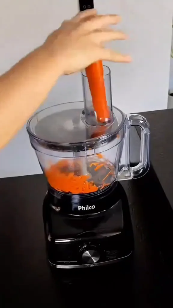 Multiprocessador Philco ralando cenoura fresca rapidamente na jarra