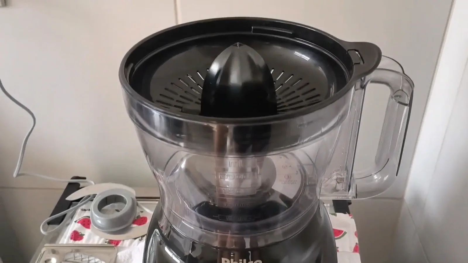 Multiprocessador Philco ligado com cone de espremedor em rotação