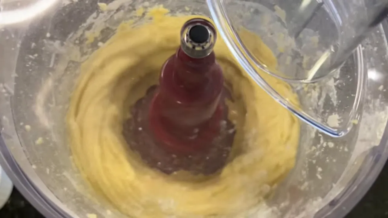 Multiprocessador Philco batendo massa densa para cookies na jarra