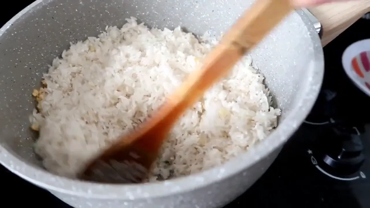 Refogando arroz na panela Oster com revestimento cerâmico antiaderente