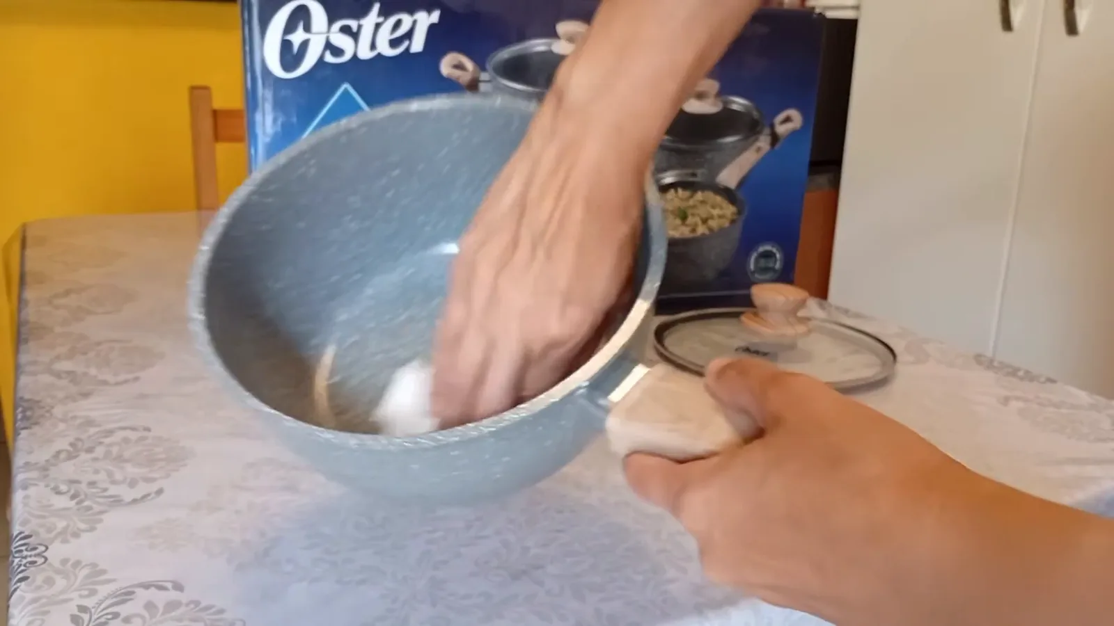 Untando com óleo o interior da panela durante processo de cura