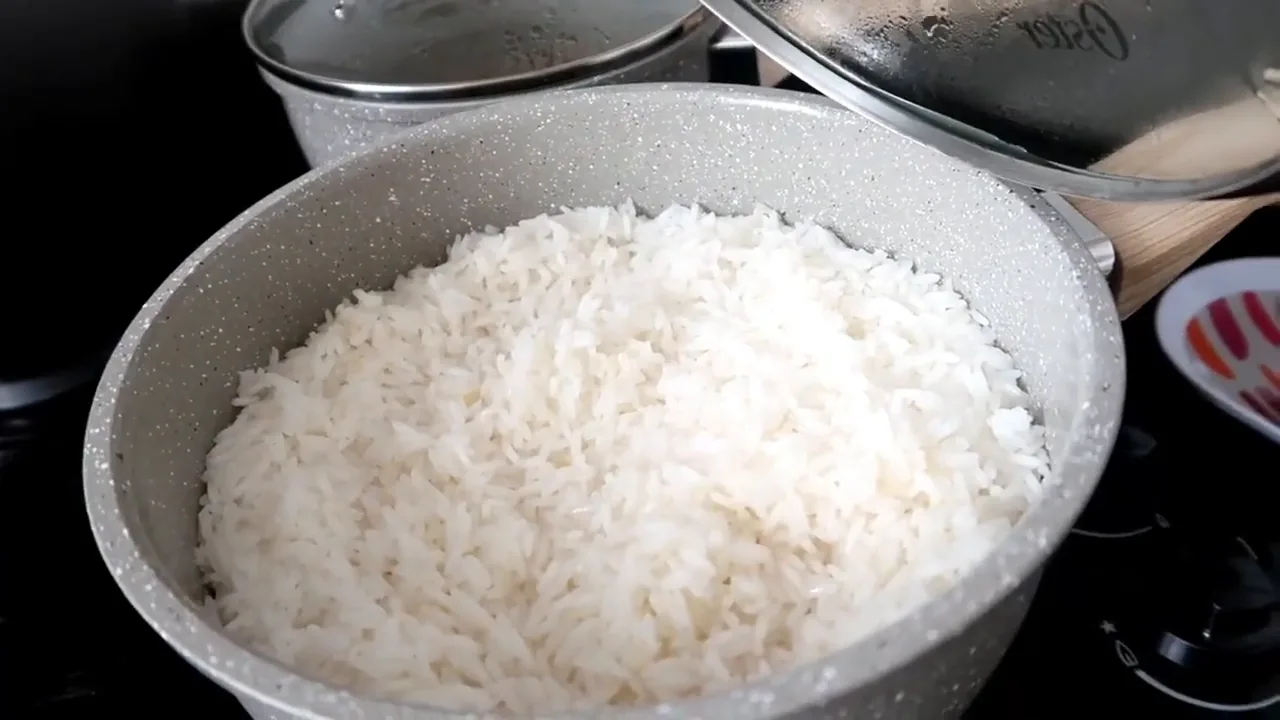 Arroz solto preparado na panela Oster com acabamento cerâmico