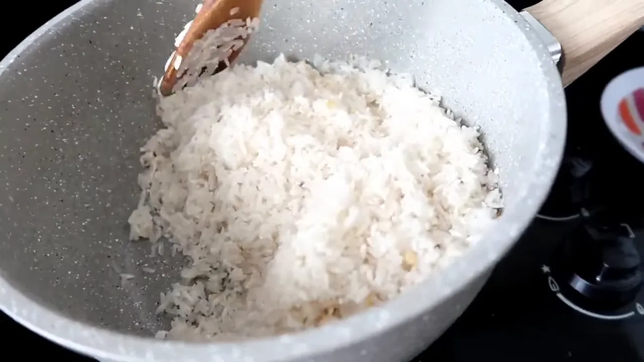 Refogando arroz na panela antiaderente cerâmica Oster Marble Edition