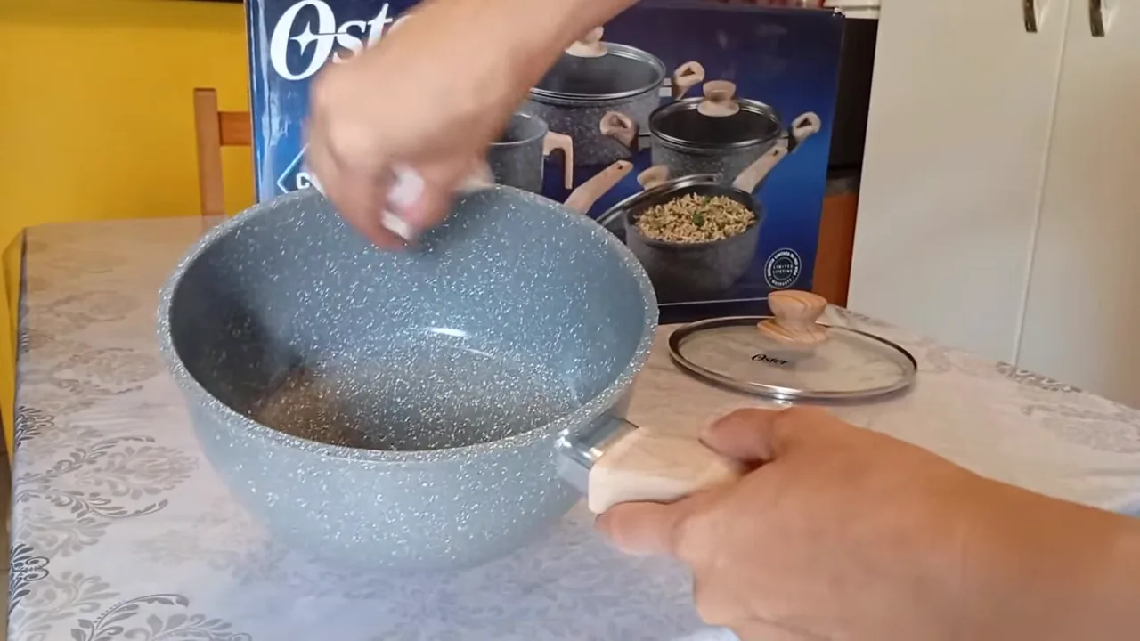 Processo de cura da panela cerâmica aplicando óleo na superfície