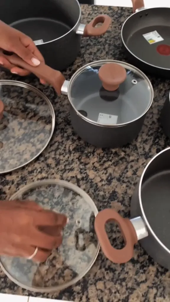 Tampas de vidro temperado encaixadas nas panelas sobre a bancada