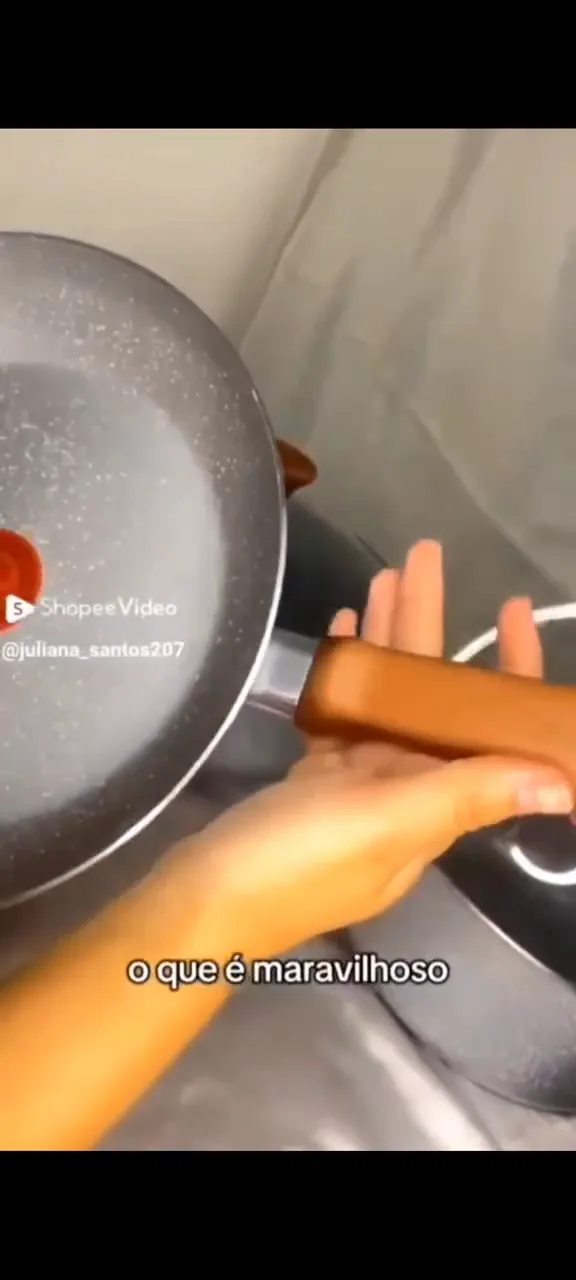 Frigideira Rochedo com revestimento Minerium e indicador Thermo-Sinal em mãos