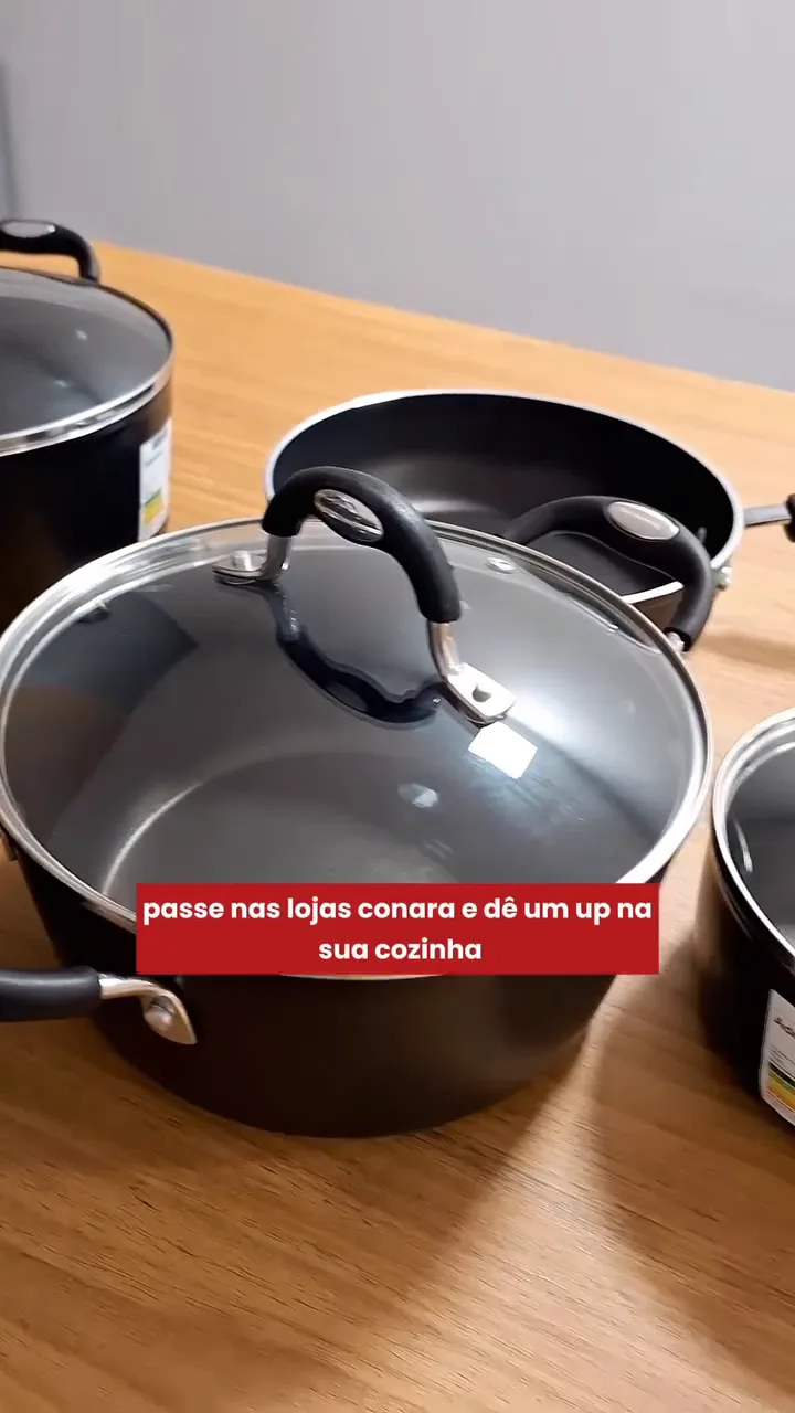 Jogo de panelas Tramontina Mônaco completo organizado sobre a bancada