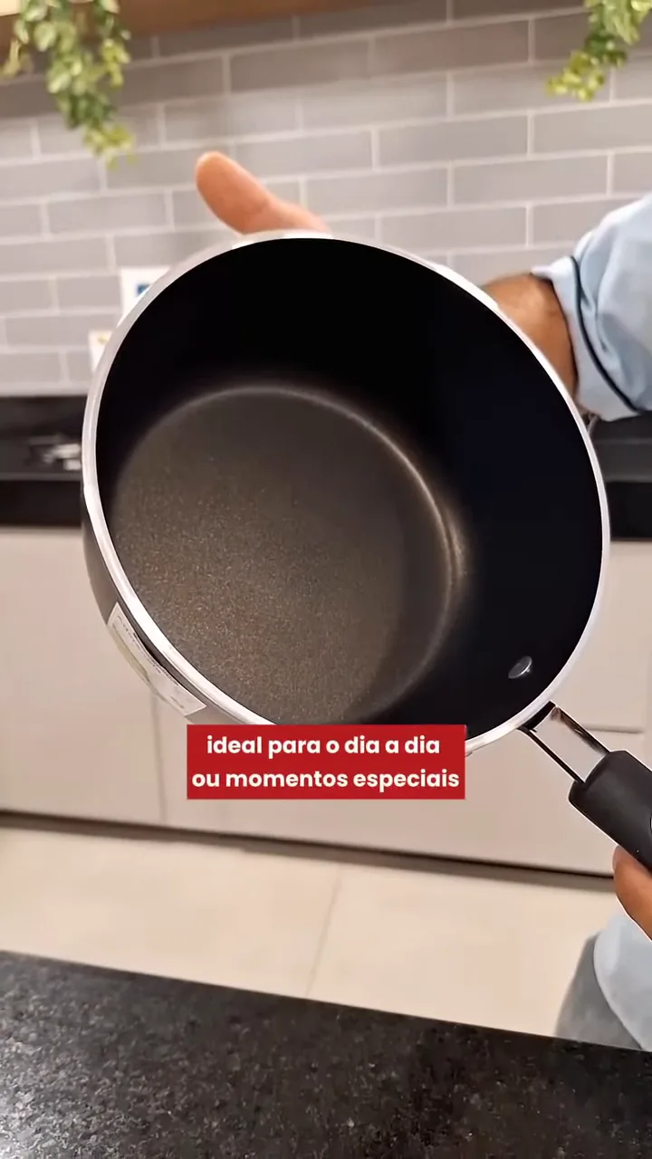 Panela antiaderente Tramontina Mônaco manuseada exibindo seu acabamento interno e externo