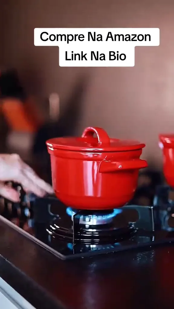 Panela de cerâmica cozinhando sobre a chama do fogão a gás
