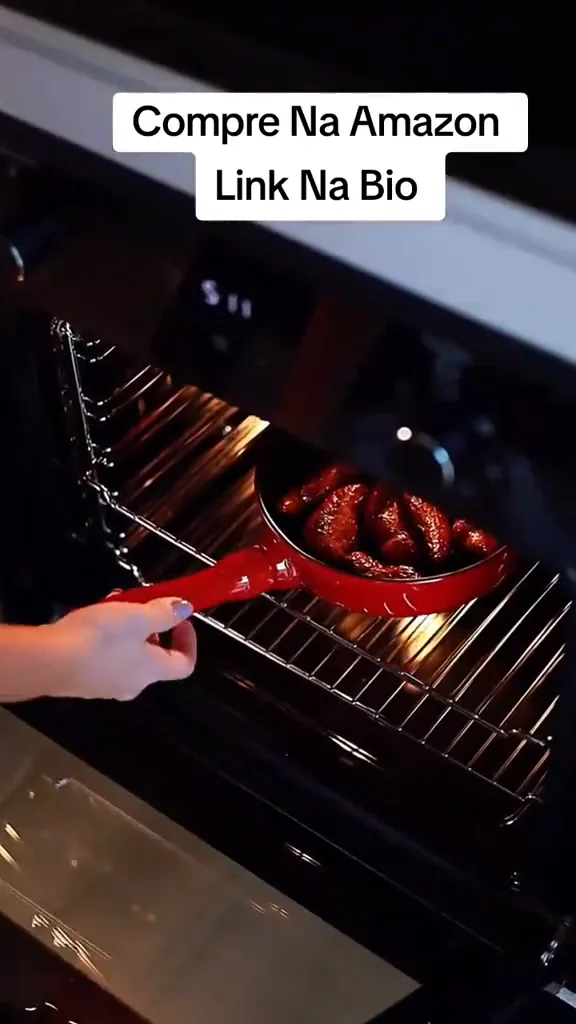 Frigideira de cerâmica com alimento sendo retirada do forno quente