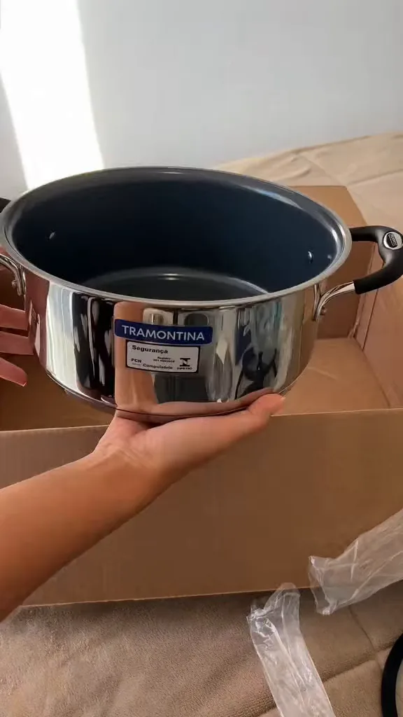 Manuseio da caçarola evidenciando o revestimento cerâmico interno grafite