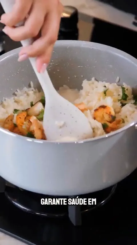 Panela cerâmica sendo utilizada no preparo de arroz com camarão