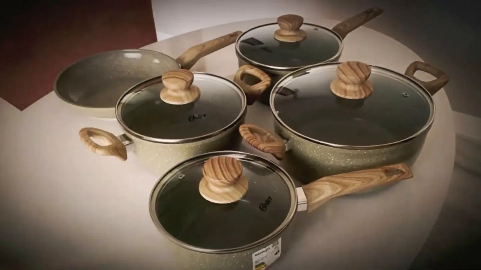 Panelas Oster aquecendo alimentos sobre cooktop por indução