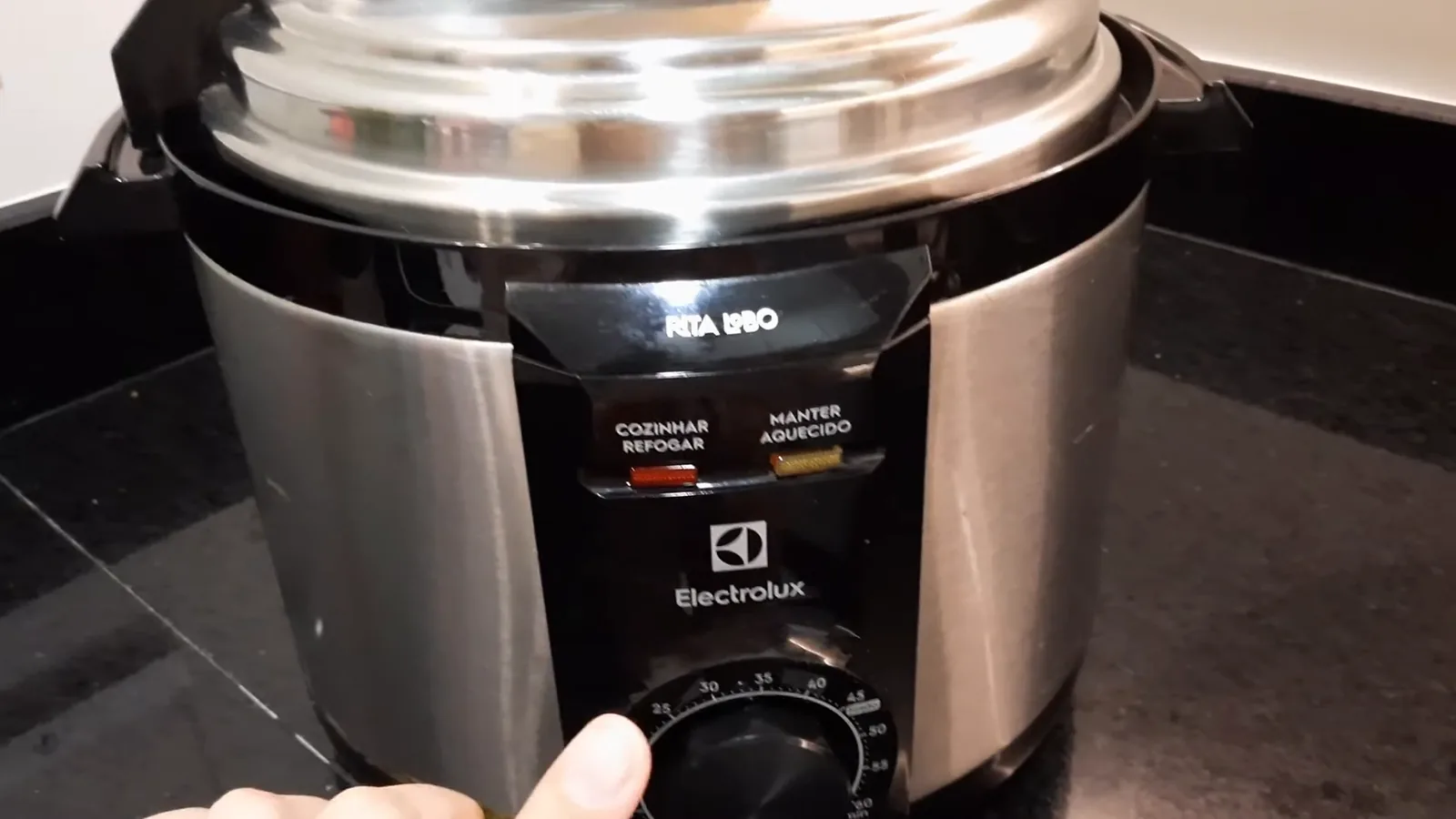 Panela de pressão elétrica Electrolux de cinco litros sobre a bancada