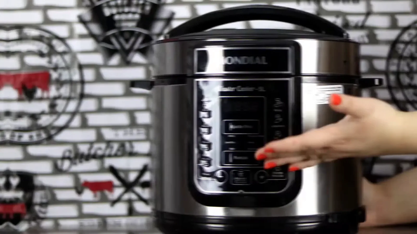 Panela de pressão elétrica Mondial Master Cooker PE-38 sobre a bancada