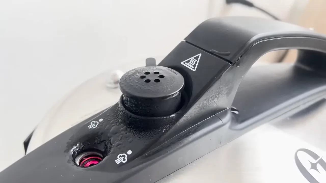 Válvula de segurança da panela Oster liberando vapor sob pressão