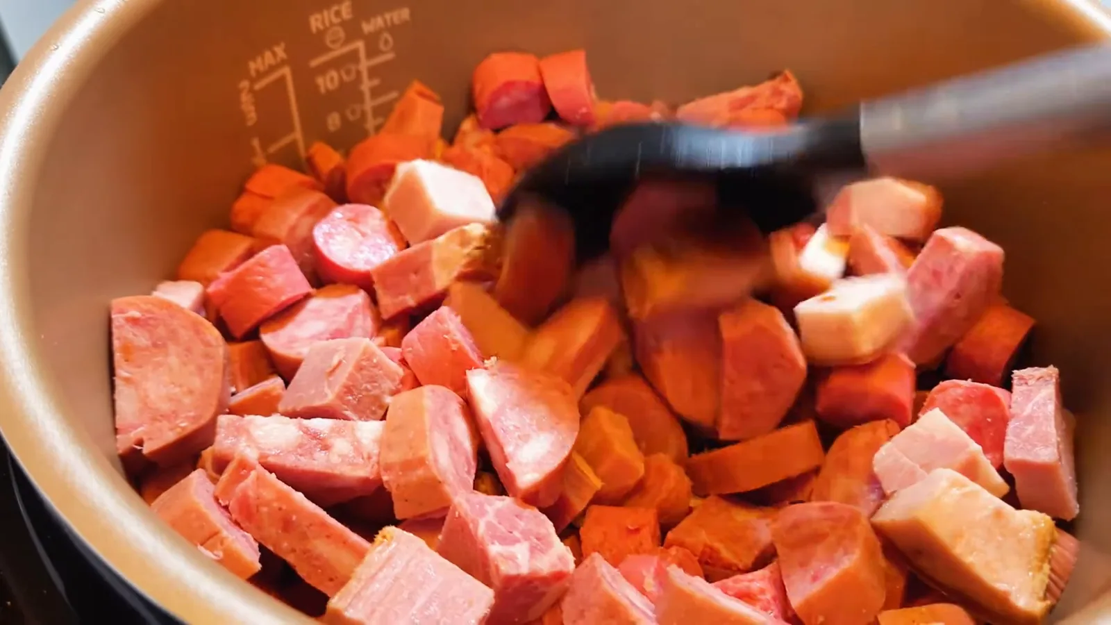Refogando ingredientes na cuba antiaderente da panela elétrica Philips Walita
