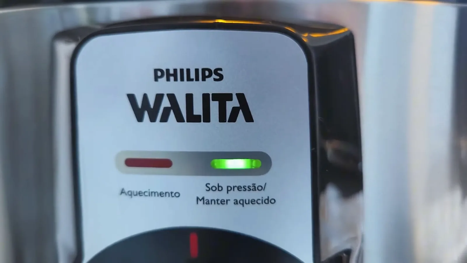 Painel indicando cozimento sob pressão na panela elétrica Philips Walita