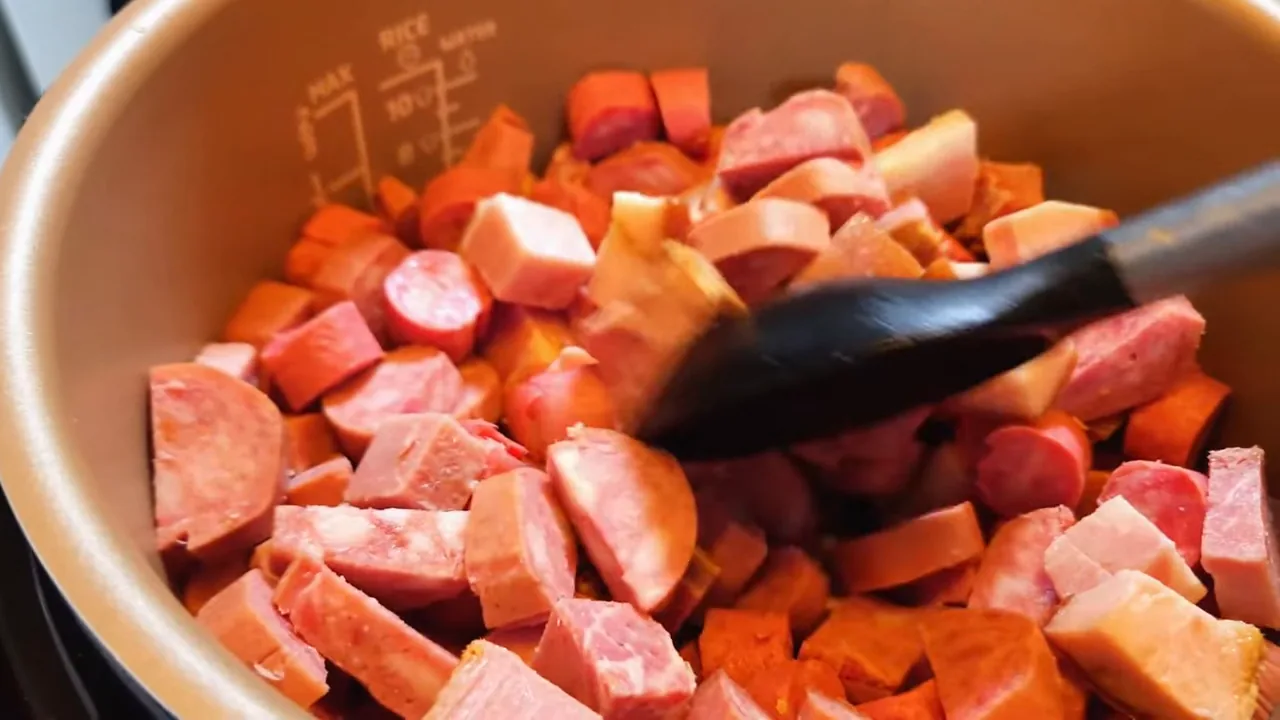 Refogando carnes diretamente na cuba da panela elétrica Philips Walita