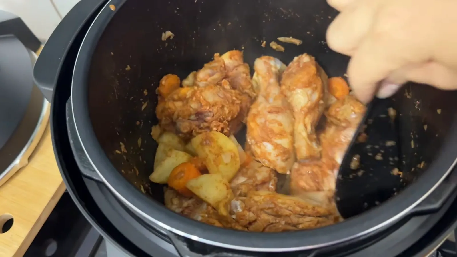 Função refogar dourando os ingredientes dentro da cuba antiaderente da panela