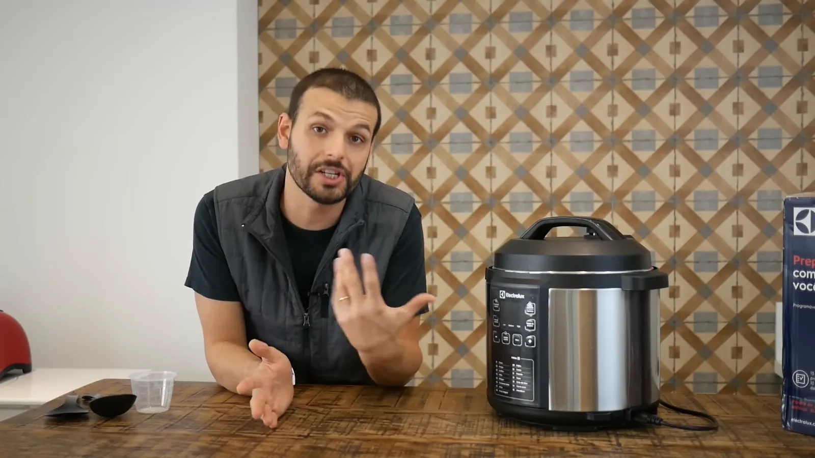 Cozimento de carne com molho na panela de pressão elétrica Electrolux