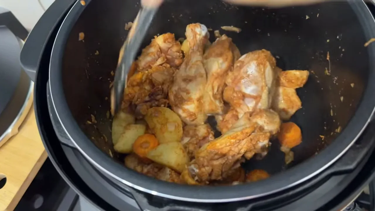 Refogando frango e legumes na cuba antiaderente antes do cozimento