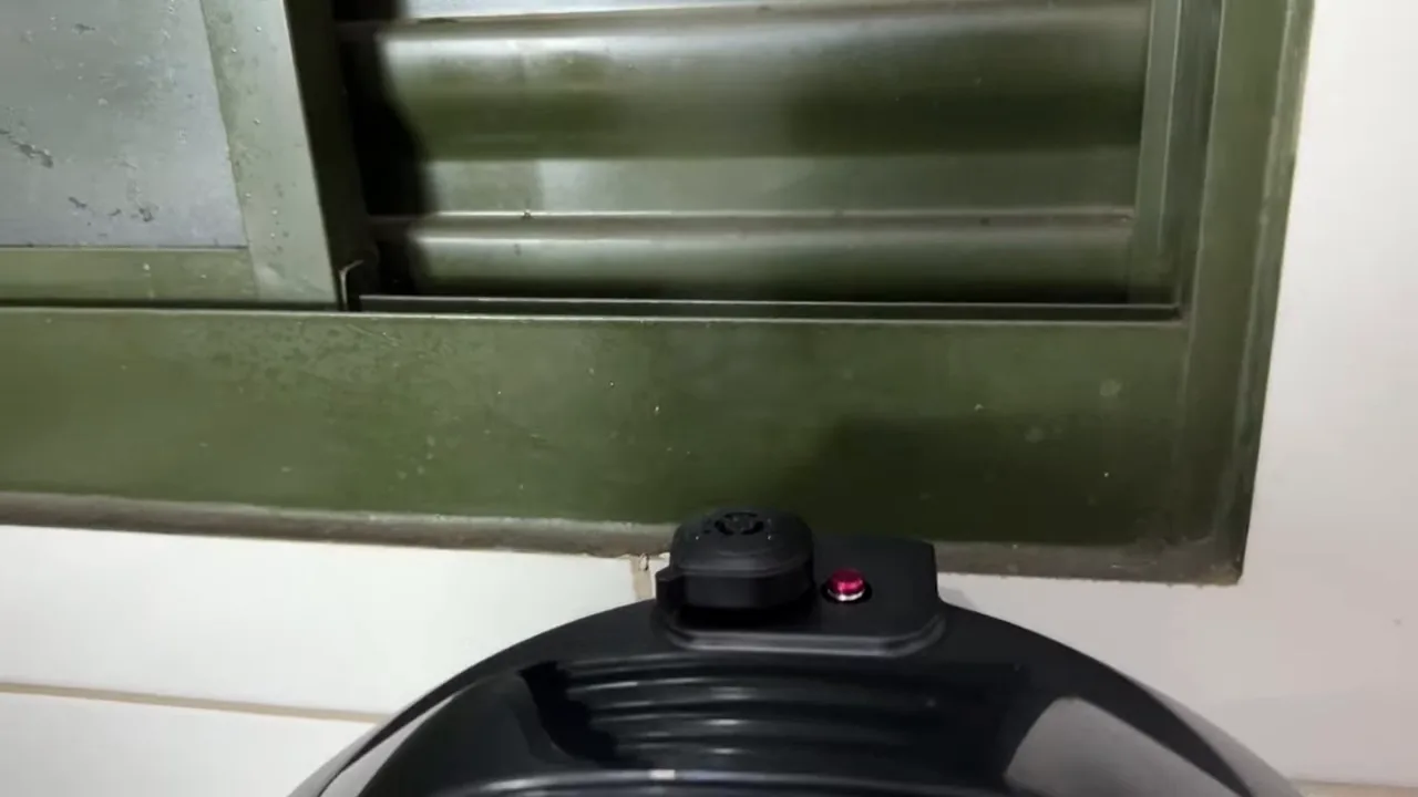 Válvula liberando o vapor acumulado após o cozimento sob pressão