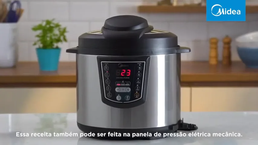 Panela de pressão elétrica em funcionamento no balcão da cozinha